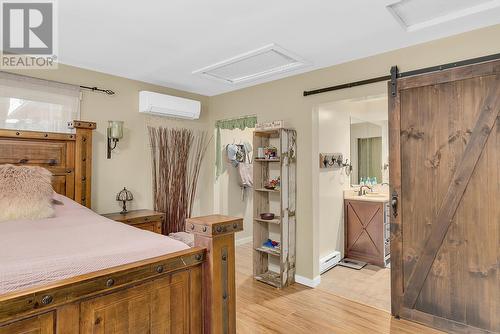 504 Stanley Crescent, Kelowna, BC - Indoor Photo Showing Bedroom