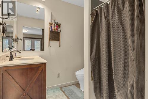 504 Stanley Crescent, Kelowna, BC - Indoor Photo Showing Bathroom