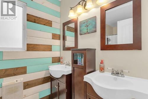 504 Stanley Crescent, Kelowna, BC - Indoor Photo Showing Bathroom