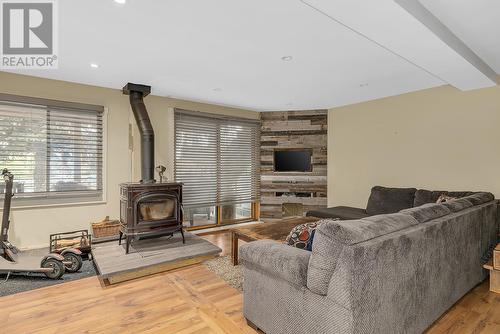 504 Stanley Crescent, Kelowna, BC - Indoor Photo Showing Living Room With Fireplace