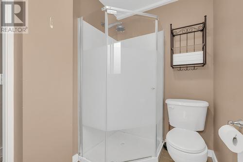 504 Stanley Crescent, Kelowna, BC - Indoor Photo Showing Bathroom