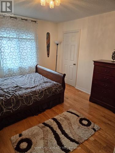 82 Cozens Drive, Richmond Hill, ON - Indoor Photo Showing Bedroom
