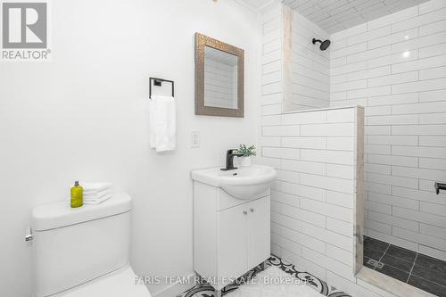 1301 Hunter Street, Innisfil, ON - Indoor Photo Showing Bathroom