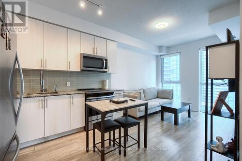 1517 - 4055 Parkside Village, Mississauga, ON - Indoor Photo Showing Kitchen