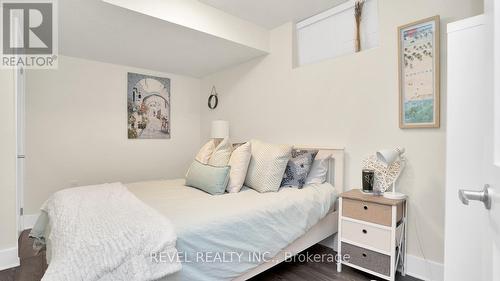 33 Yale Street, London, ON - Indoor Photo Showing Bedroom