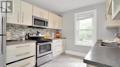 33 Yale Street, London, ON - Indoor Photo Showing Kitchen With Double Sink With Upgraded Kitchen