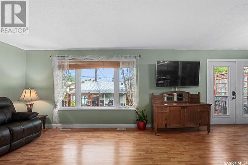 134 Witney Avenue S, Saskatoon, SK - Indoor Photo Showing Living Room