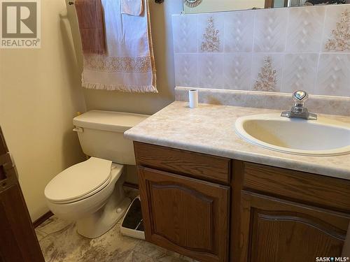 2 Shaw Place, Assiniboia, SK - Indoor Photo Showing Bathroom