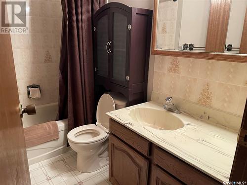 2 Shaw Place, Assiniboia, SK - Indoor Photo Showing Bathroom