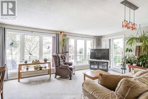 137 Lake Drive N, Georgina (Historic Lakeshore Communities), ON - Indoor Photo Showing Living Room