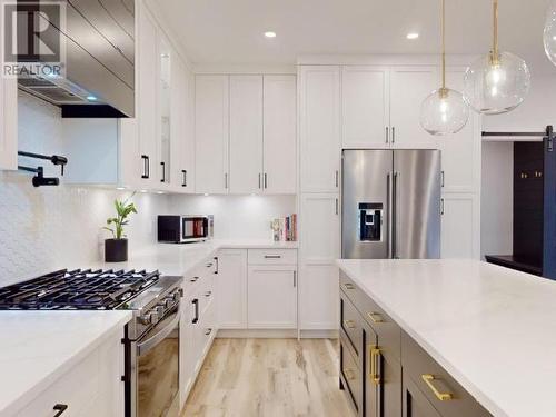 3545 Selkirk Ave, Powell River, BC - Indoor Photo Showing Kitchen With Upgraded Kitchen