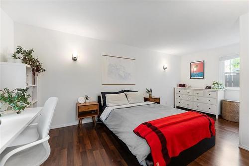 857 Cockburn Street, Winnipeg, MB - Indoor Photo Showing Bedroom