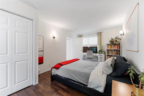 857 Cockburn Street, Winnipeg, MB - Indoor Photo Showing Bedroom