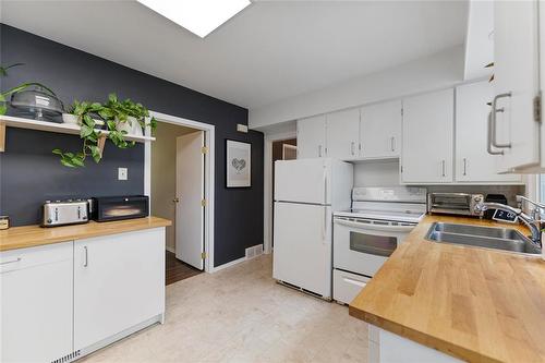 857 Cockburn Street, Winnipeg, MB - Indoor Photo Showing Kitchen With Double Sink