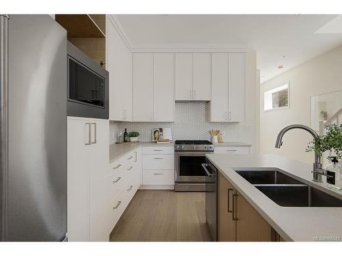 3152 Somerset St, Victoria, BC - Indoor Photo Showing Kitchen With Double Sink With Upgraded Kitchen