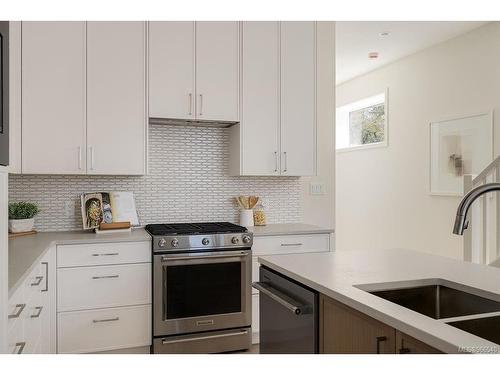 3152 Somerset St, Victoria, BC - Indoor Photo Showing Kitchen With Upgraded Kitchen