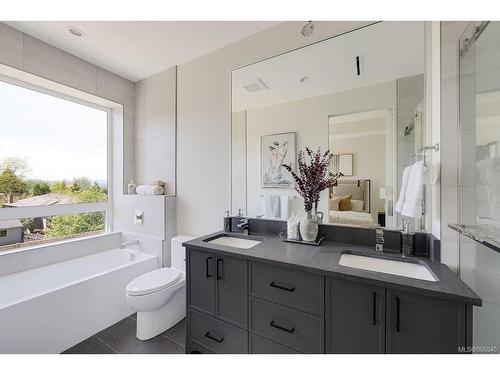 3152 Somerset St, Victoria, BC - Indoor Photo Showing Bathroom