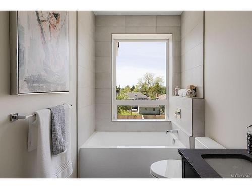 3152 Somerset St, Victoria, BC - Indoor Photo Showing Bathroom