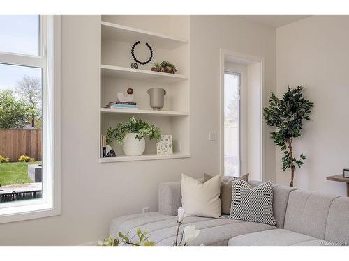 3152 Somerset St, Victoria, BC - Indoor Photo Showing Living Room