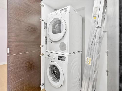 304-770 Fisgard St, Victoria, BC - Indoor Photo Showing Laundry Room