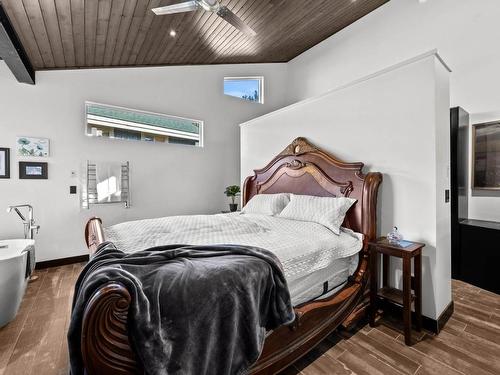 2418 Fairways Drive, Sun Peaks, BC - Indoor Photo Showing Bedroom