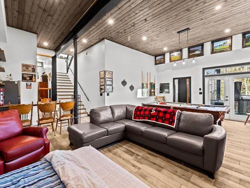 2418 Fairways Drive, Sun Peaks, BC - Indoor Photo Showing Living Room