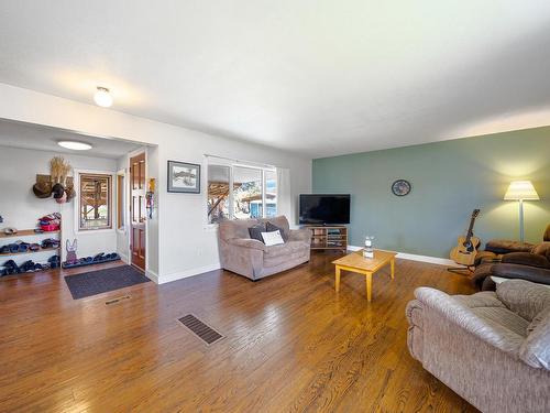 2635 Kinvig Street, Merritt, BC - Indoor Photo Showing Living Room