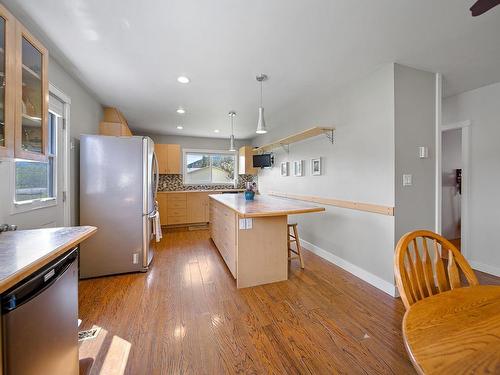 2635 Kinvig Street, Merritt, BC - Indoor Photo Showing Kitchen