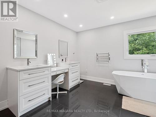 1563 Kingston Road, Fort Erie, ON - Indoor Photo Showing Bathroom