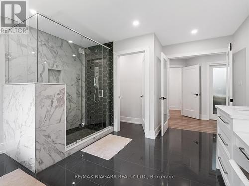 1563 Kingston Road, Fort Erie, ON - Indoor Photo Showing Bathroom