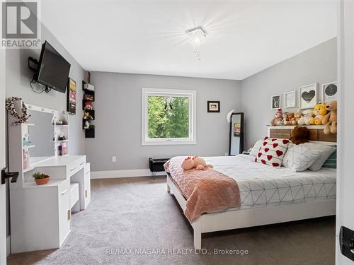 1563 Kingston Road, Fort Erie, ON - Indoor Photo Showing Bedroom