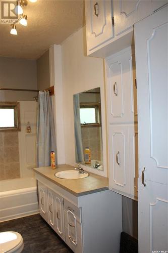 619 2Nd Street E, Shaunavon, SK - Indoor Photo Showing Bathroom