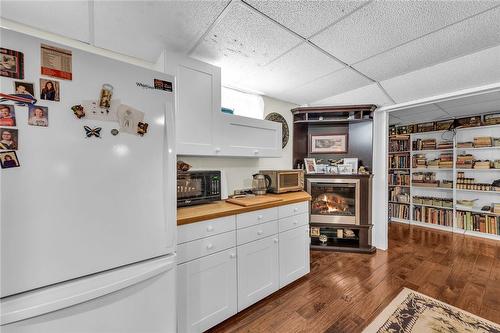 42 Caledonia Drive, Caledonia, ON - Indoor Photo Showing Kitchen