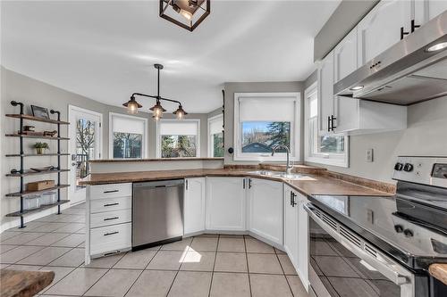 42 Caledonia Drive, Caledonia, ON - Indoor Photo Showing Kitchen With Double Sink