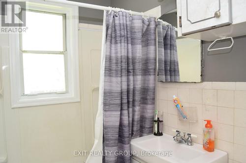 16 Russell Street, Belleville, ON - Indoor Photo Showing Bathroom