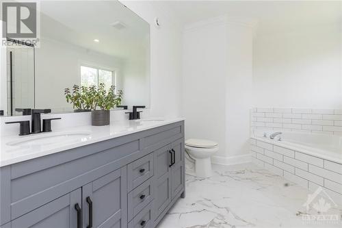 Bright 5-piece ensuite with double sinks - 87 Ida Street S, Arnprior, ON - Indoor Photo Showing Bathroom