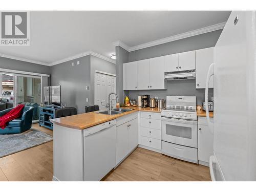 920 Saskatoon Road Unit# 116, Kelowna, BC - Indoor Photo Showing Kitchen With Double Sink