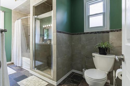 21 Roseland Avenue, Hamilton, ON - Indoor Photo Showing Bathroom