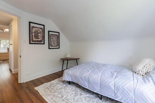 21 Roseland Avenue, Hamilton, ON - Indoor Photo Showing Bedroom