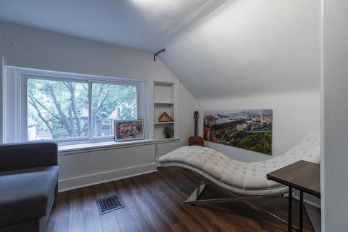 21 Roseland Avenue, Hamilton, ON - Indoor Photo Showing Bedroom