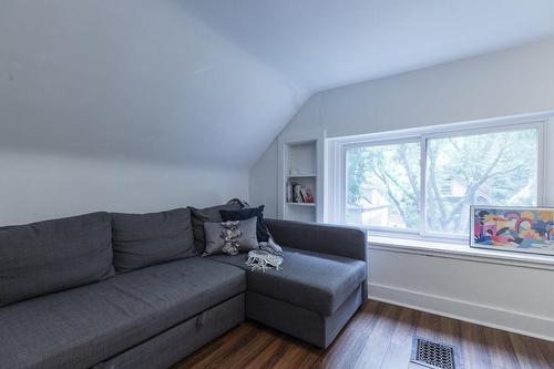 21 Roseland Avenue, Hamilton, ON - Indoor Photo Showing Living Room