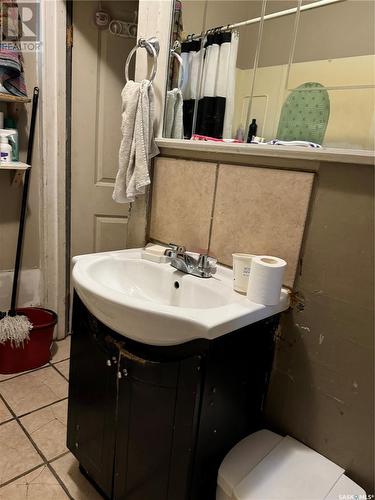 833 H Avenue S, Saskatoon, SK - Indoor Photo Showing Bathroom