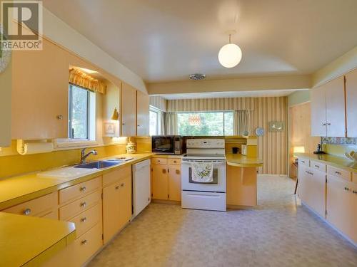 6956 Victoria Street, Powell River, BC - Indoor Photo Showing Kitchen