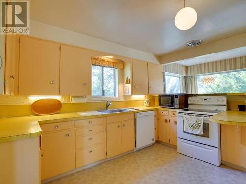 6956 Victoria Street, Powell River, BC - Indoor Photo Showing Kitchen