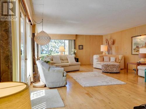 6956 Victoria Street, Powell River, BC - Indoor Photo Showing Living Room