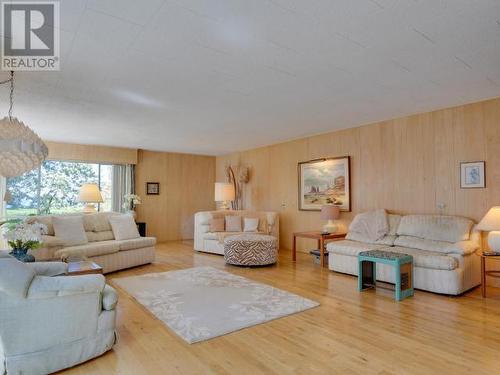 6956 Victoria Street, Powell River, BC - Indoor Photo Showing Living Room