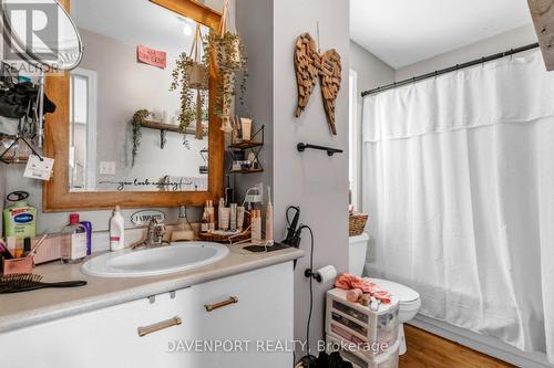 77 Lancaster Street W, Kitchener, ON - Indoor Photo Showing Bathroom