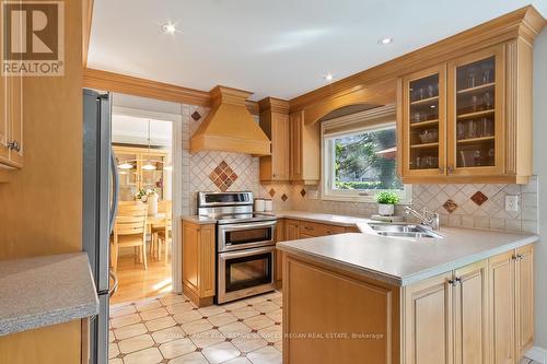 1691 Medallion Court, Mississauga, ON - Indoor Photo Showing Kitchen With Double Sink