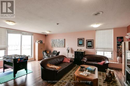 403 - 130 Neptune Drive, Toronto, ON - Indoor Photo Showing Living Room