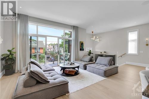 434 Kenwood Avenue, Ottawa, ON - Indoor Photo Showing Living Room